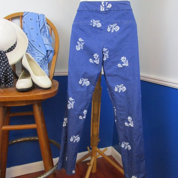 Old Navy Blue and White Floral Cropped Pants - Picture 6 of 12